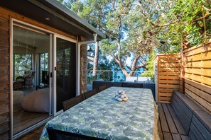 Outdoor dining - Orion Sands: Absolute beachfront with private steps to beach (Vincentia)