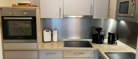 Frigorífico, microondas, horno y placa de cocina