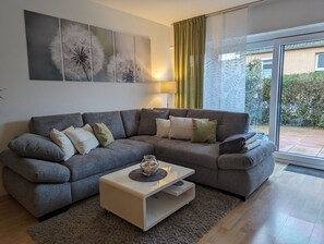 Téléviseur, table de ping-pong, chaîne audio