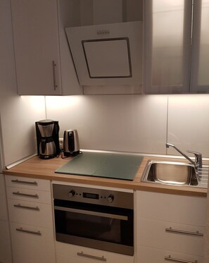 Geladeira, micro-ondas, fogão, cooktop