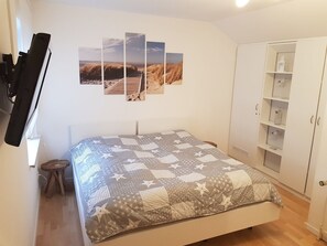 2 bedrooms, iron/ironing board, WiFi