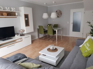 Téléviseur, table de ping-pong, chaîne audio