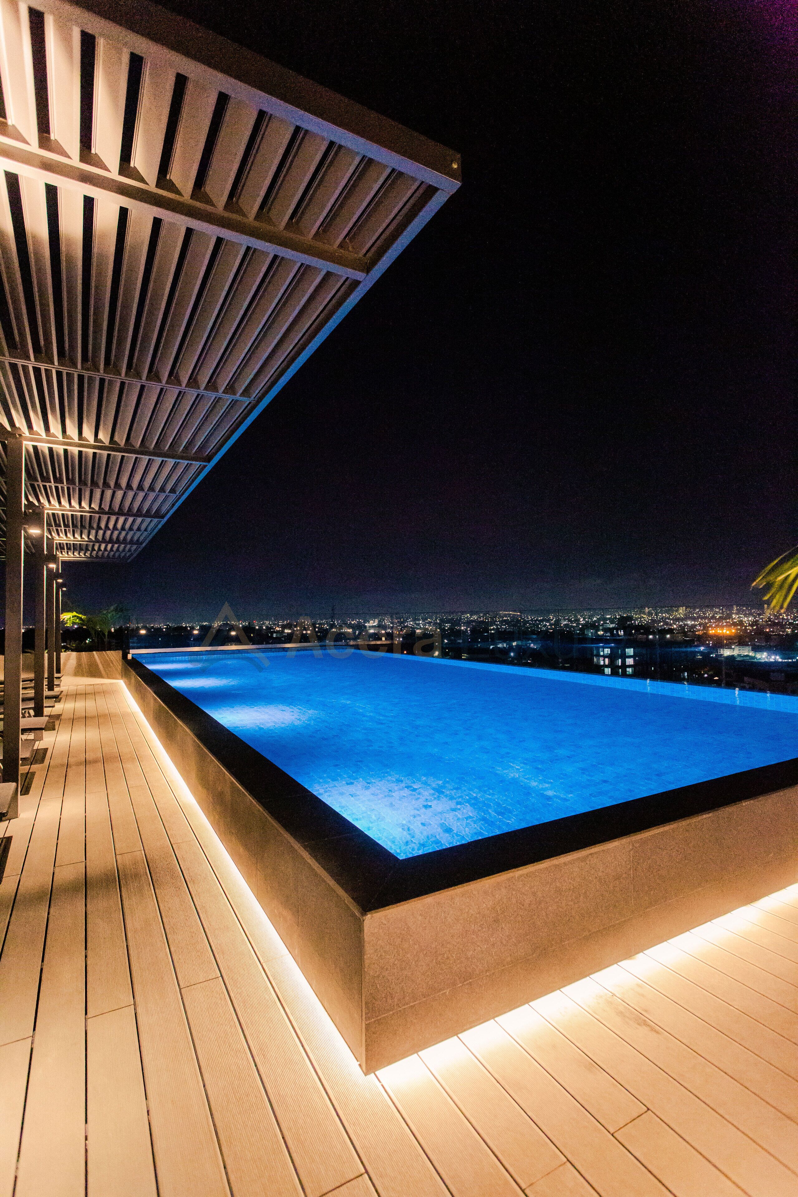 2 outdoor pools