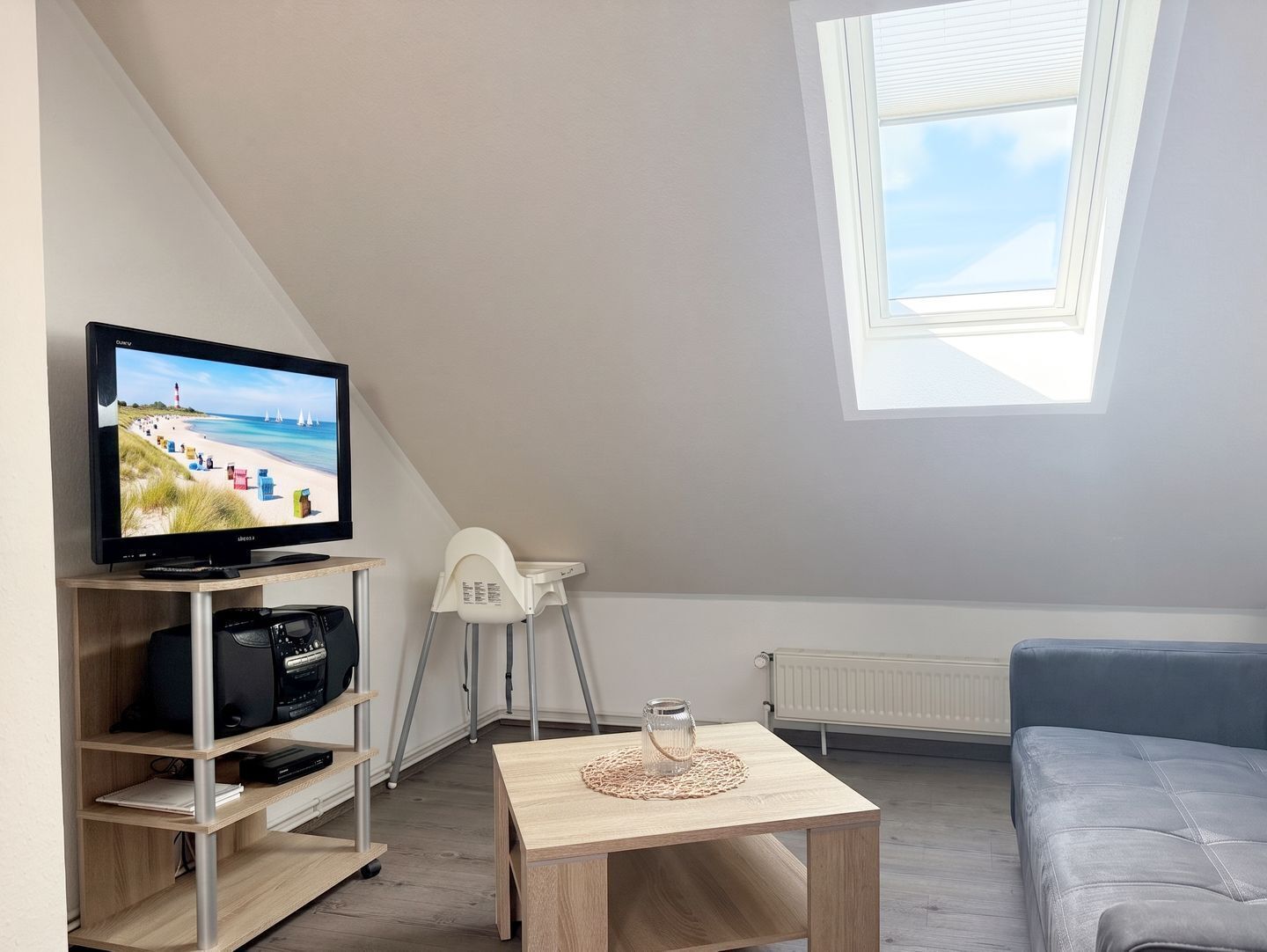 Fernseher, Tischtennisplatte, Stereoanlage