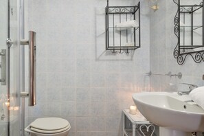 Dusche, Haartrockner, Bidet, Handtücher