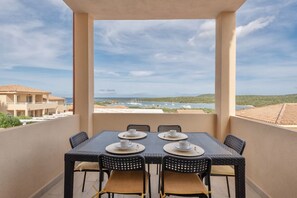 Outdoor dining - 40/50 sq m, flat with living room with equipped kitchenette and double sofa bed, double bedroom and bathroom with shower, front or side sea viewIt is equipped with:- tv- electric kettle- microwave- toaster- bagno con doccia- phon- iron and ironing board  (Marinella)