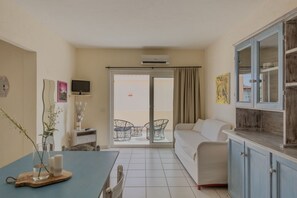 TV - 40/50 sq m, flat with living room with equipped kitchenette and double sofa bed, double bedroom and bathroom with shower, front or side sea viewIt is equipped with:- tv- electric kettle- microwave- toaster- bagno con doccia- phon- iron and ironing board  (Marinella)
