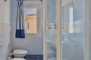 Dusche, Haartrockner, Bidet, Handtücher