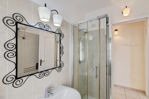 Dusche, Haartrockner, Bidet, HandtĂŒcher