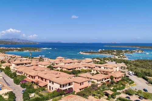 50/60 sqm, living room with equipped kitchenette and double sofa bed, double bedroom, small room with 2 single beds or bunk beds, bathroom with shower.Equipped with:- tv- electric kettle- microwave- toaster- bathroom with shower- hairdryer- iron and iron