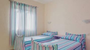 2 camere, culla da viaggio, lenzuola