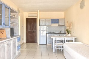 Kühlschrank, Mikrowelle, Herdplatte, Kochgeschirr/Geschirr/Besteck