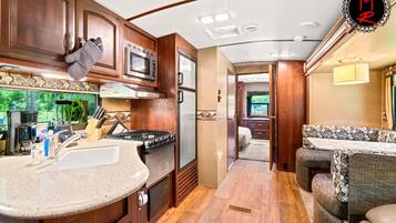 Réfrigérateur, micro-ondes, four, plaque de cuisson