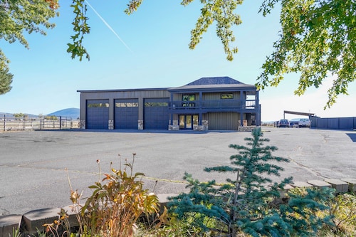 Modern Barndominuim on Peaceful 100 Acre Ranch