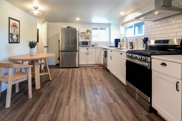 Refrigerador, microondas, horno, placa de cocina