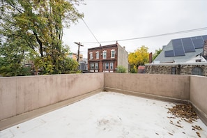 Property grounds - Brownstone near Fairmount Park (Philadelphia)