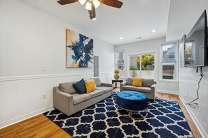 Living area - Brownstone near Fairmount Park (Philadelphia)