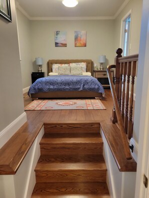 1 habitación, tabla de planchar con plancha y cuna de viaje