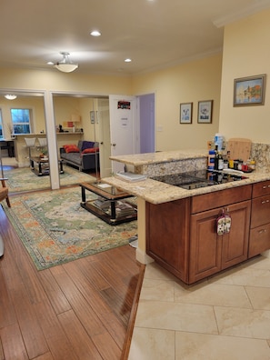 Interior - 1 Bedroom Apt, 15 min to downtown SF, easy parking, no day/time restriction. (San Francisco)