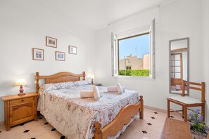 3 bedrooms, iron/ironing board, free WiFi, bed sheets