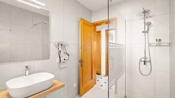 Shower, hair dryer, towels