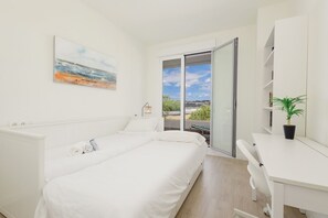 2 bedrooms, desk, iron/ironing board, WiFi