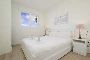 2 bedrooms, desk, iron/ironing board, WiFi