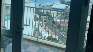 Ein Balkon mit Blick auf Strand und Stadtlandschaft.
