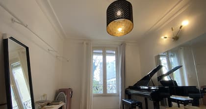 Bedroom of a bright apartment for women, 2 minutes from the metro