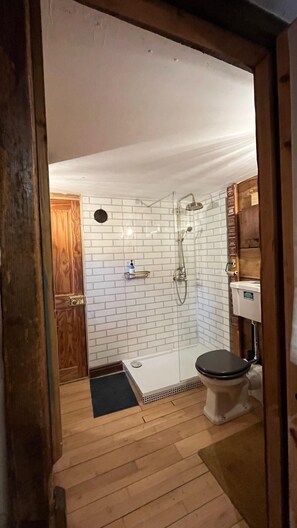 Badekar, hårføner og håndklær