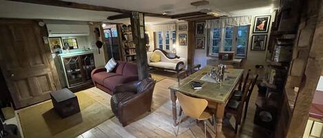 Téléviseur, livres, chaßne audio