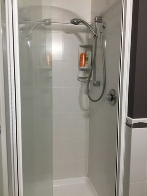 Vasca, asciugacapelli, asciugamani, sapone