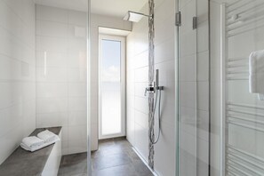 Douche, sèche-cheveux, serviettes fournies