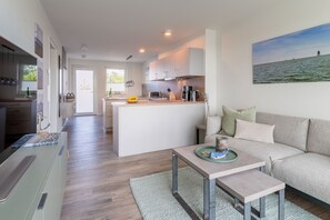 TV - Apartment "Ankergold" with Dike View, Balcony & Wi-Fi (Nordstrand)