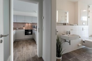 Een douche, een haardroger, handdoeken