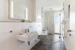 Een douche, een haardroger, handdoeken