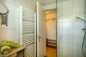 Douche, articles de toilette gratuits, sĂšche-cheveux