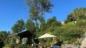 A swimming pool with lounge chairs and a covered area. - Apartment "Oberberg" with Garden & Wi-Fi (Oberreute)