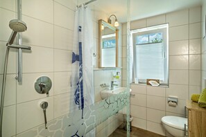 Dusche, kostenlose Toilettenartikel, Haartrockner, Handtücher