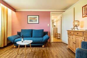 Fernseher, Tischtennisplatte, Stereoanlage