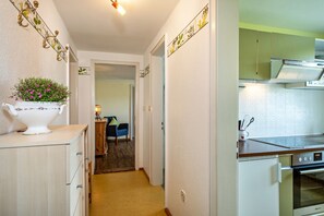 Réfrigérateur, four, plaque de cuisson, cafetière/bouilloire