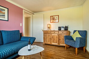 Fernseher, Tischtennisplatte, Stereoanlage