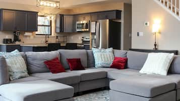 TV connectée, cheminée, jeux vidéo, table de tennis de table