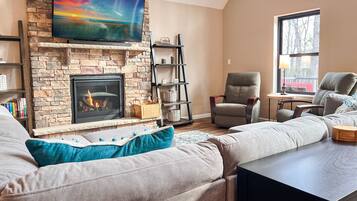 TV connectée, cheminée, jeux vidéo, table de tennis de table