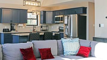 TV connectée, cheminée, jeux vidéo, table de tennis de table