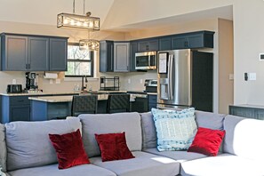 Téléviseur connecté, foyer, jeux vidéo, table de ping-pong