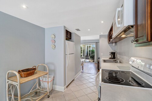 Dog Friendly Coligny Beach Townhouse - Minutes from the Beach!