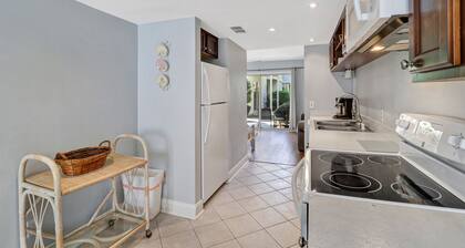 Dog Friendly Coligny Beach Townhouse - Minutes from the Beach!