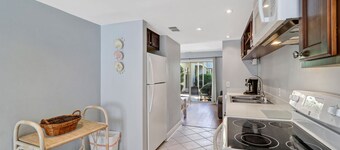 Dog Friendly Coligny Beach Townhouse - Minutes from the Beach!