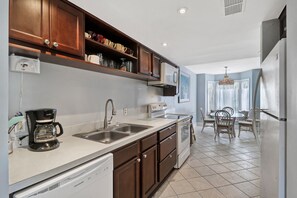 Jääkaappi, mikroaaltouuni, uuni, liesi